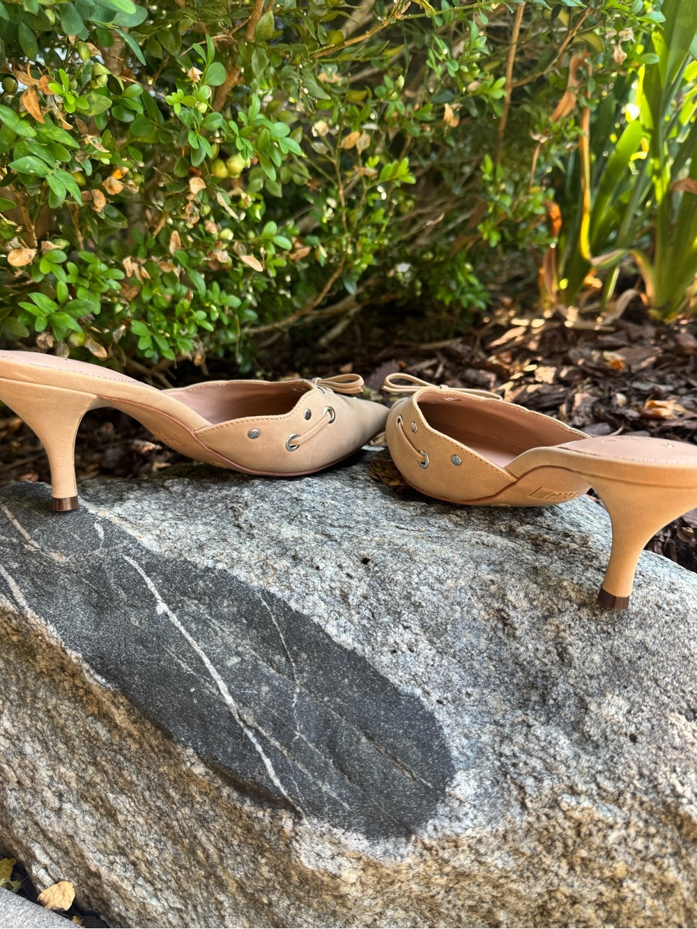 Time and Tru Tan Pointed-Toe Slip-On Mules with Grommet Bow sz 8 - Picture 4 of 5